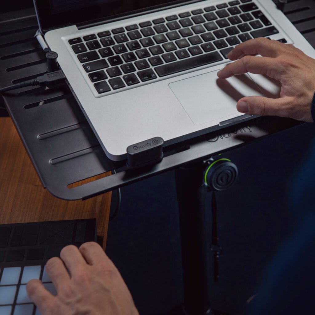 Stovas laptopams, kontroleriams su reguliuojamais laikikliais GRAVITY LTS T 01